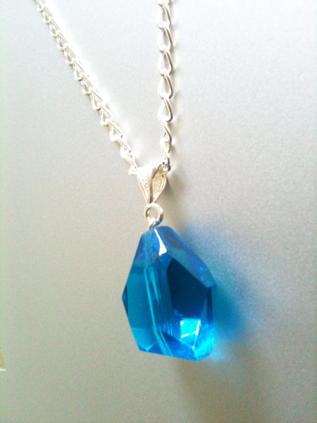 pendentif cristal andara bleu luminescent